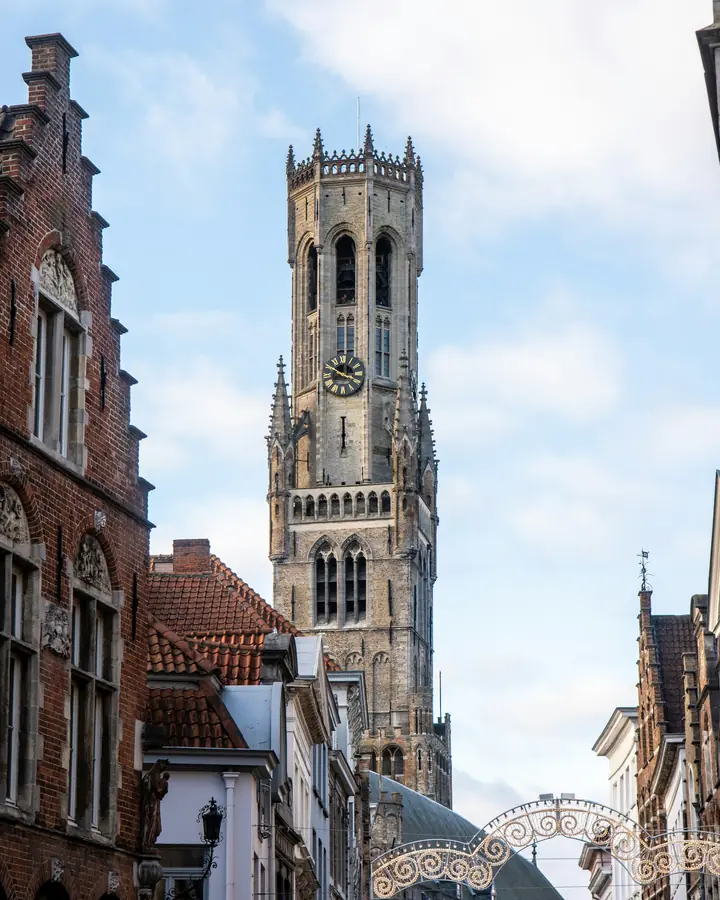 El campanario de Brujas sobre las fachadas de ladrillo del centro