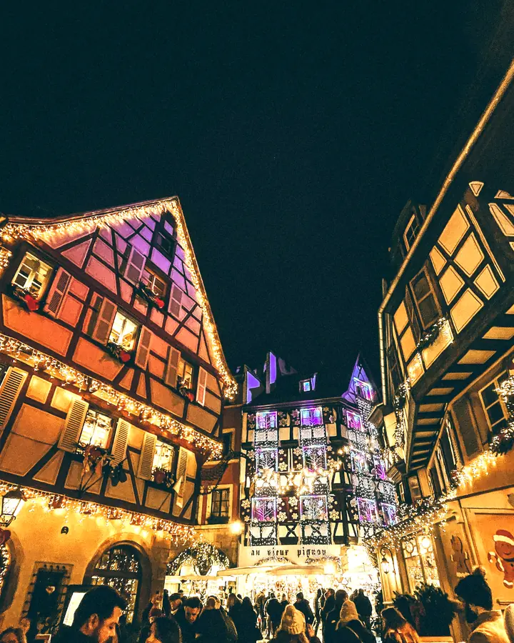 Casas de entramado de madera de Colmar iluminadas durante el mercado navideño