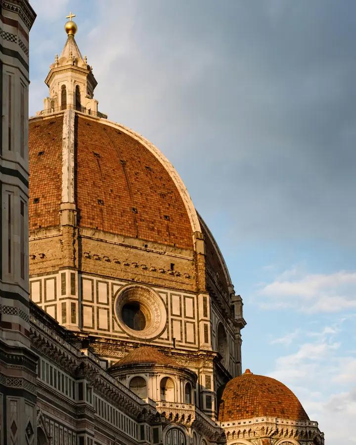 La cúpula de la catedral de Florencia vista desde una calle estrecha