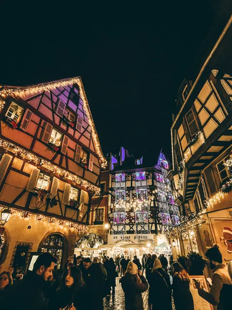 Plaza de Colmar decorada y con luces al anochecer