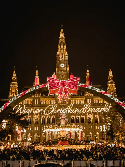 Fachada monumental de Viena iluminada durante el mercado navideño