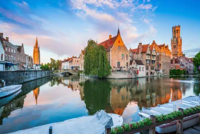 Muelle del Rosario (Rozenhoedkaai): Uno de los lugares populares de Brujas en Navidad.