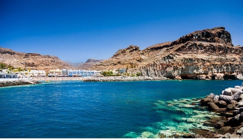 Playa de las Islas Canarias con cielo despejado en invierno