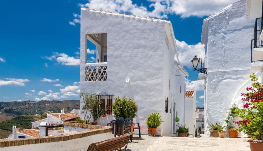Calles empedradas y casas blancas de Frigiliana, Málaga