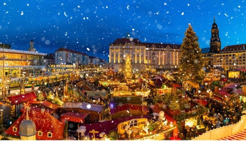 Puestos de madera iluminados en un mercado navideño alemán