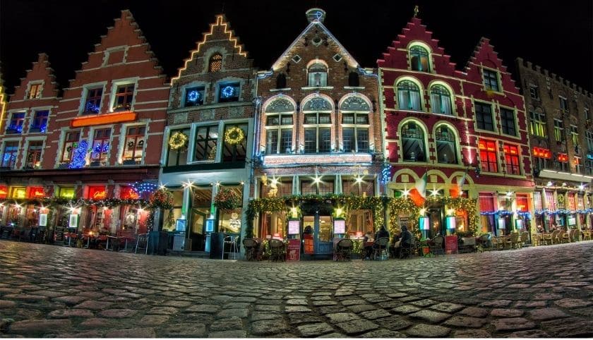 Canal de Brujas con edificios medievales iluminados en invierno