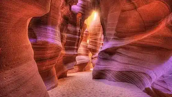 Paredes onduladas y haces de luz en Antelope Canyon