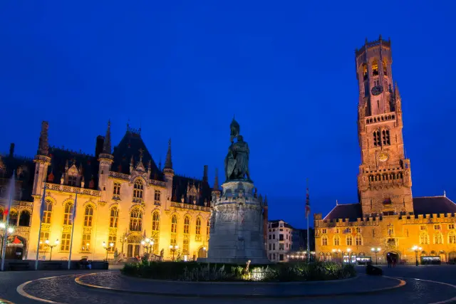 Torre del campanario Belfort sobre la Grote Markt de Brujas