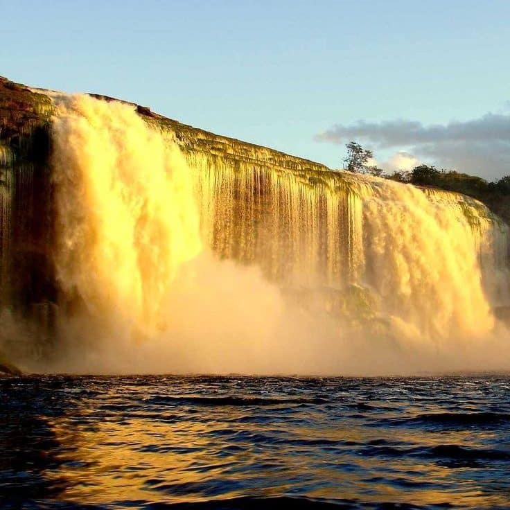 Road crossing the plateau of La Gran Sabana