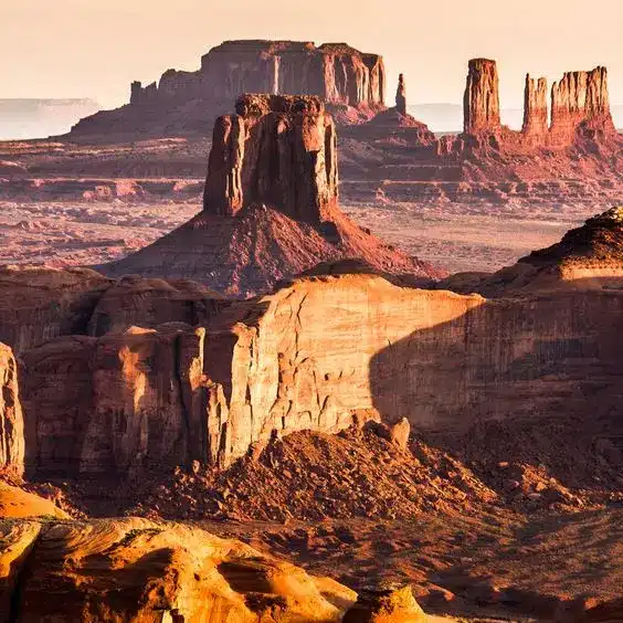 Paisaje desértico de Arizona con formaciones rocosas
