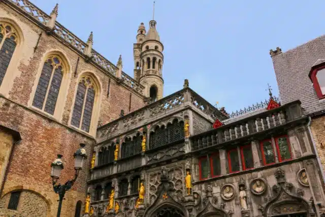 Fachada de la Basílica de la Santa Sangre en la plaza Burg de Brujas