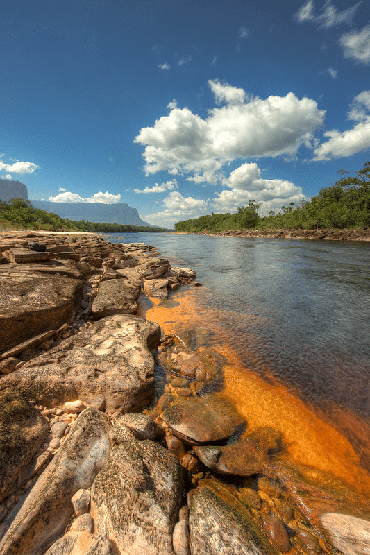 Tepuy de cumbre plana sobre la sabana en el Parque Nacional Canaima