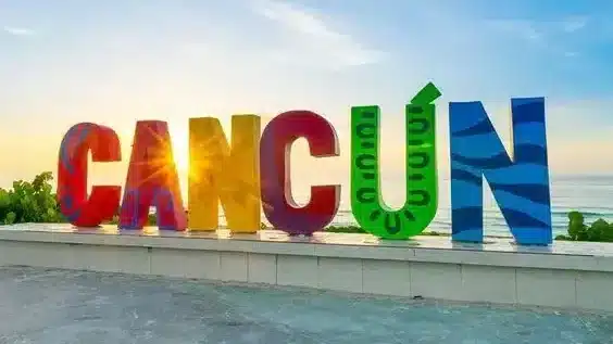 Costa de Cancún con agua turquesa y arena blanca