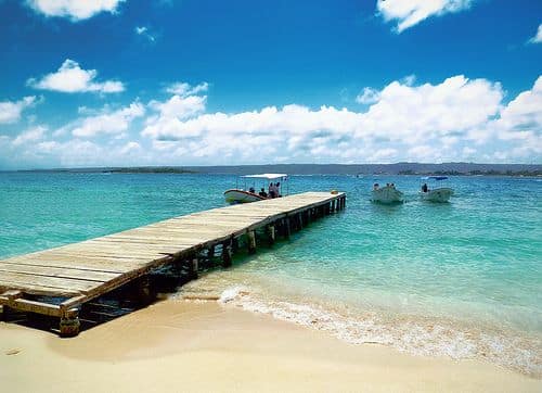 El muelle de embarcadero para ingresar al cayo 