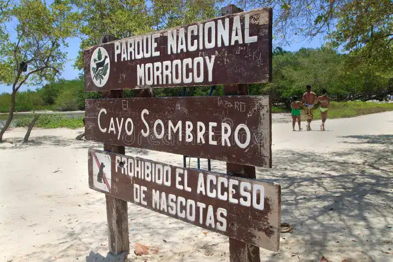 Llegada en bote a Cayo Sombrero