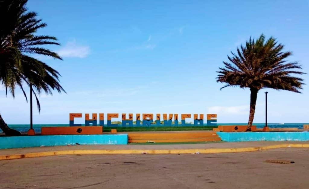 Embarcadero de Chichiriviche con peñeros amarrados