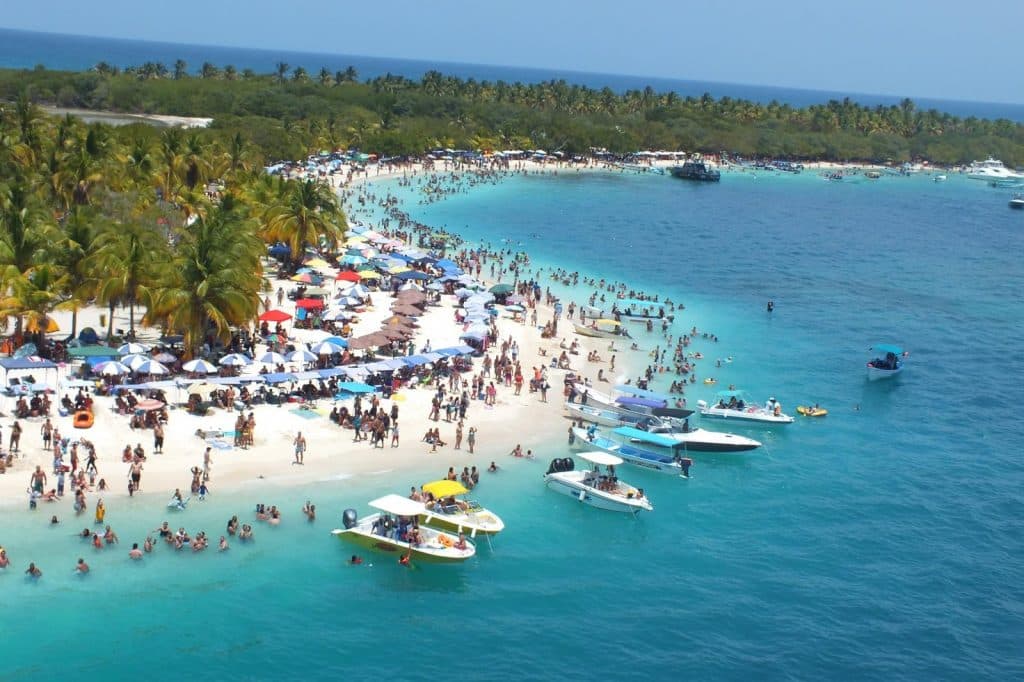 Costa de Chichiriviche con los cayos del Parque Nacional Morrocoy al fondo