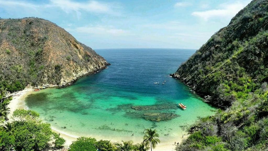 Playa de Choroní al pie de la montaña, estado Aragua