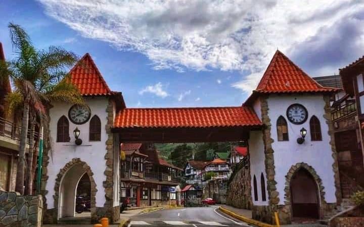 Plaza y edificios tradicionales de la Colonia Tovar
