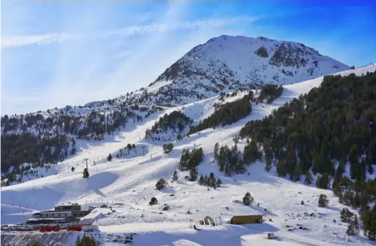 Esquiador descendiendo por una pista en Andorra