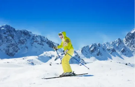 Grupo de esquiadores en una pista de Andorra