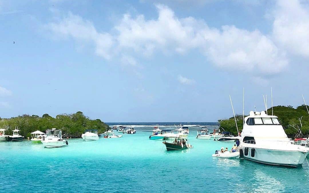 Lanchas turísticas en la piscina natural de Morrocoy