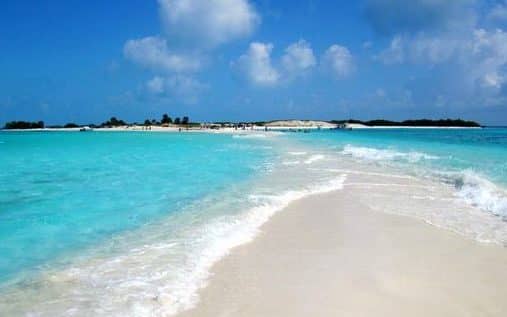 Agua transparente sobre fondo de arena en el archipiélago Los Roques