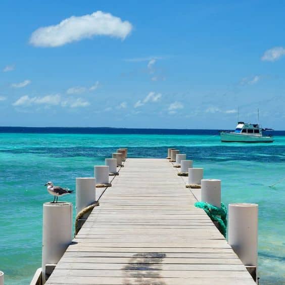 Cayo de arena blanca rodeado de agua turquesa en Los Roques