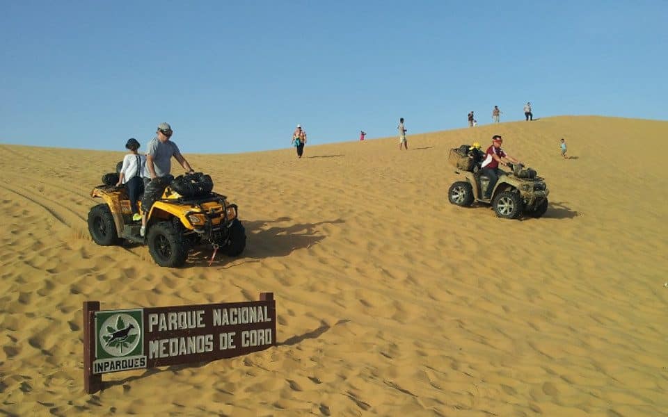 Dunas de arena del Parque Nacional Médanos de Coro bajo el sol