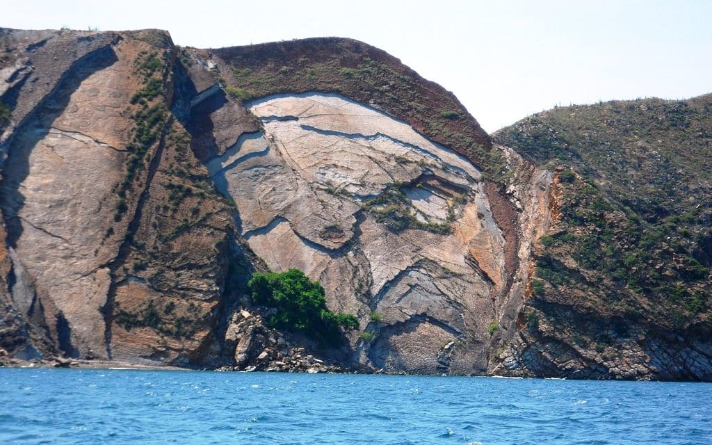Bahía del Parque Nacional Mochima con las montañas cayendo sobre el mar Caribe