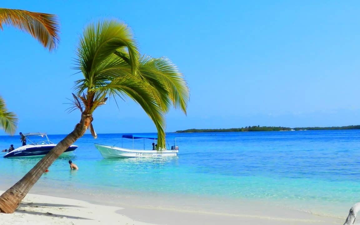 Agua poco profunda y transparente entre los cayos de Morrocoy