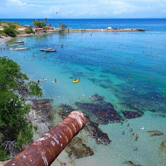 Cañones con vista al mar en Maragrita