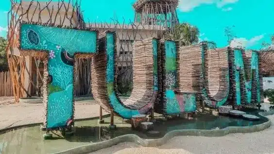 Ruinas mayas de Tulum sobre el acantilado frente al mar
