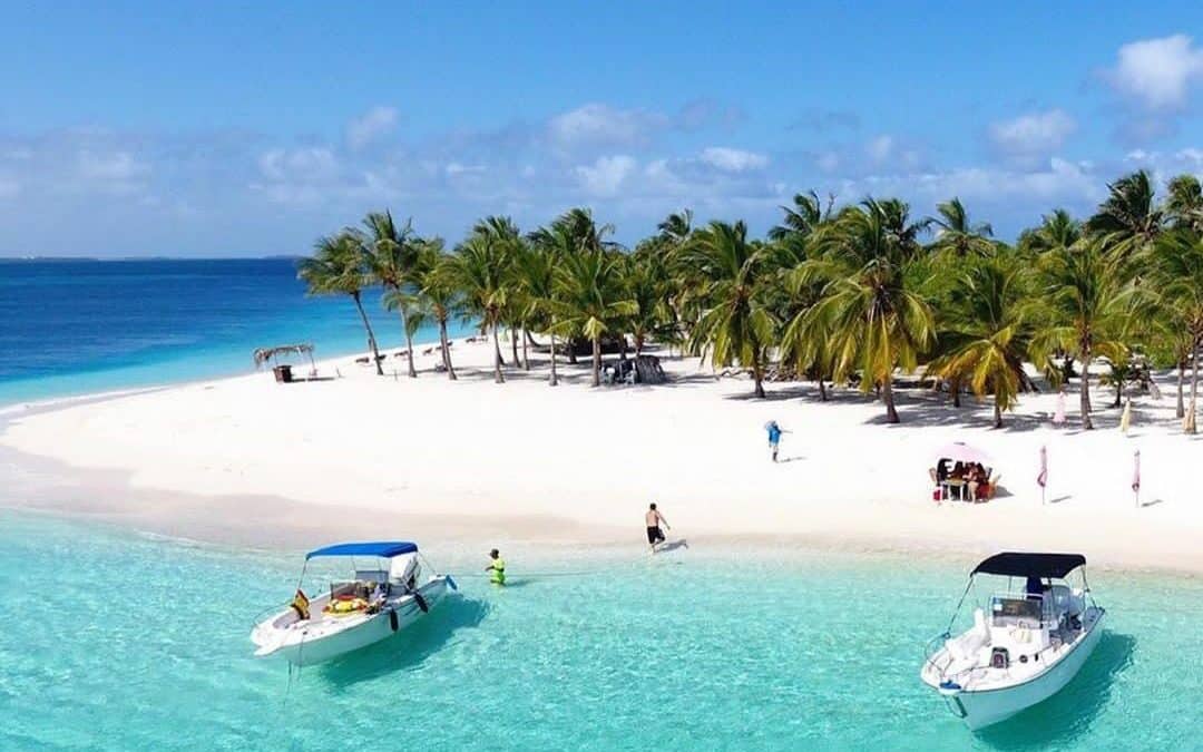 Lanchas fondeadas en la orilla de Cayo Sombrero