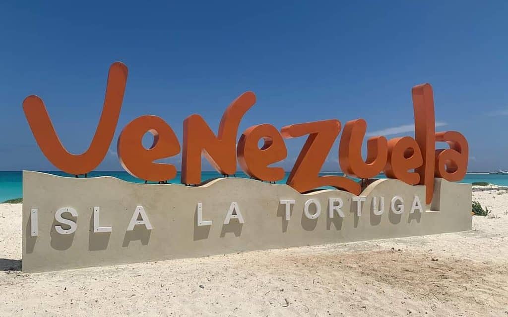 Agua transparente sobre fondo de arena en Isla La Tortuga
