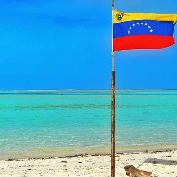 Playa de arena blanca y agua turquesa en Isla La Tortuga