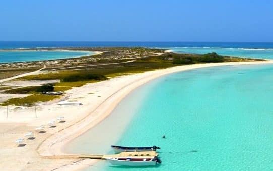 Cayo de arena y agua poco profunda frente a Isla La Tortuga